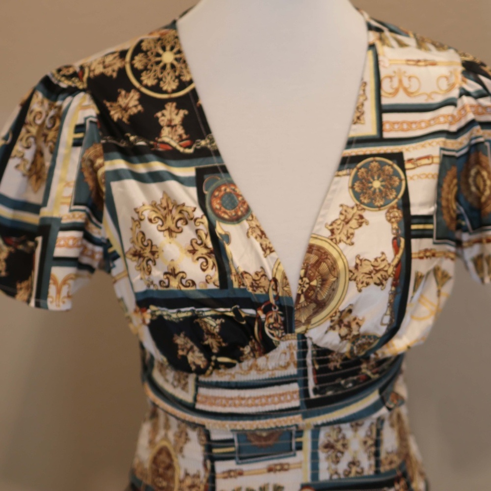 GUESS printed v-neck Baroque shirt - super flattering!